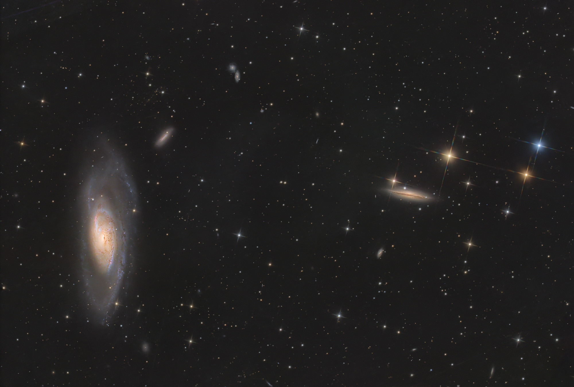 Die Spiralgalaxie Messier 106 liegt im Sternbild Jagdhunde. Mit einer Entfernung von etwa 24 Millionen Lichtjahren liegt die Galaxie in der Umgebung mehrerer Galaxiengruppen und hat einen Durchmesser von etwa 135.000 Lichtjahren.